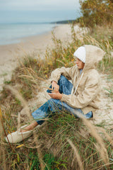 Warm, rough-linen V-neck hoodie with a large pocket in the front.