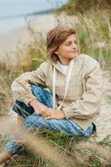 Warm, rough-linen V-neck hoodie with a large pocket in the front.
