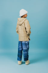 Warm, rough-linen V-neck hoodie with a large pocket in the front.