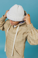 Warm, rough-linen V-neck hoodie with a large pocket in the front.