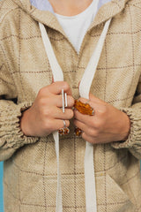 Warm, rough-linen V-neck hoodie with a large pocket in the front.