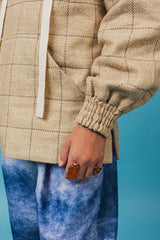 Warm, rough-linen V-neck hoodie with a large pocket in the front.