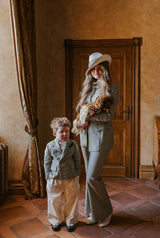 Elegant flair trousers with snap button and zipper fastening on the side.