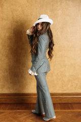 Elegant flair trousers with snap button and zipper fastening on the side.