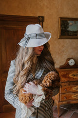 Elegant single-breasted plaid jacket with coated buttons.