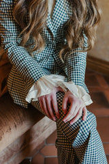 Elegant single-breasted plaid jacket with coated buttons.