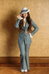 Elegant single-breasted plaid jacket with coated buttons.