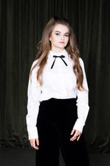 Elegant, all-round classic white blouse with expressive double cuffs and an artistic twist – a playful 100 % silk bow.