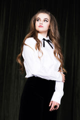 Elegant, all-round classic white blouse with expressive double cuffs and an artistic twist – a playful 100 % silk bow.