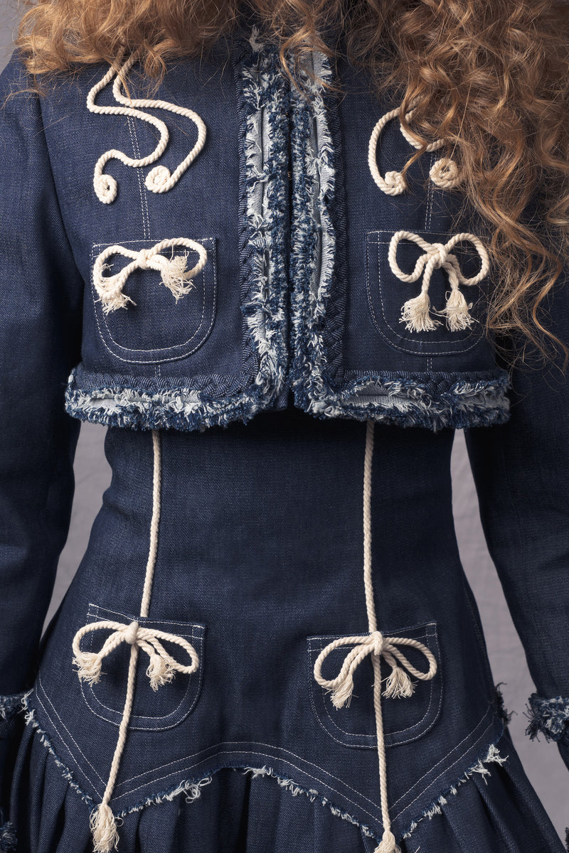 crop denim jacket featuring two decorative front pockets