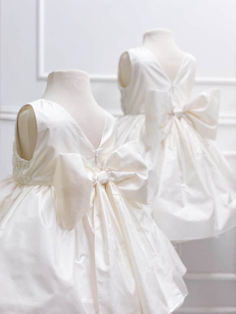 Luxurious White Flower Girls Dresses With A Bow