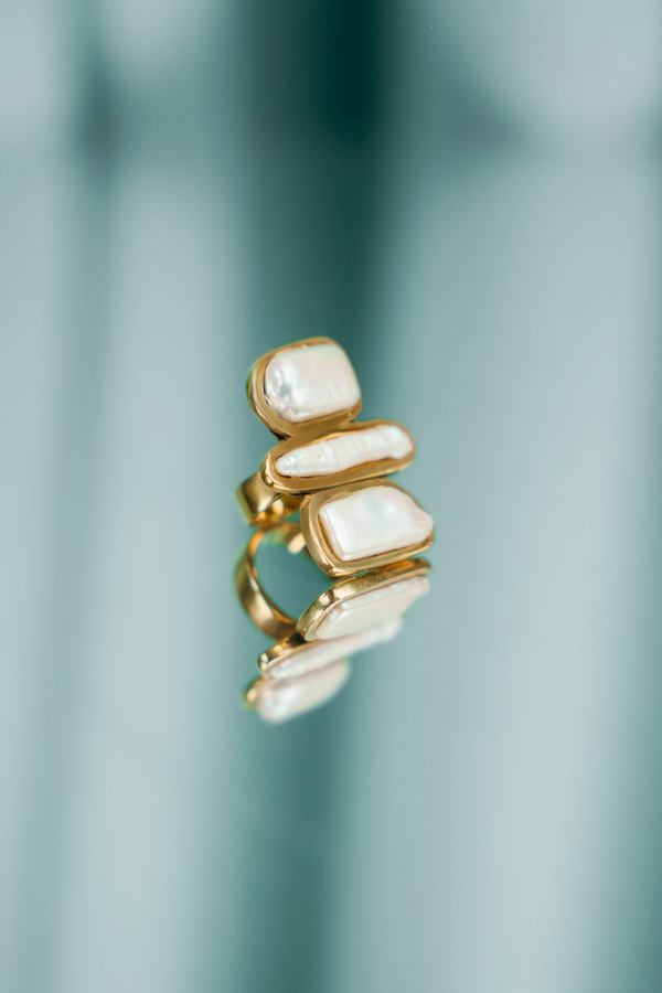Ring with gold and pearls