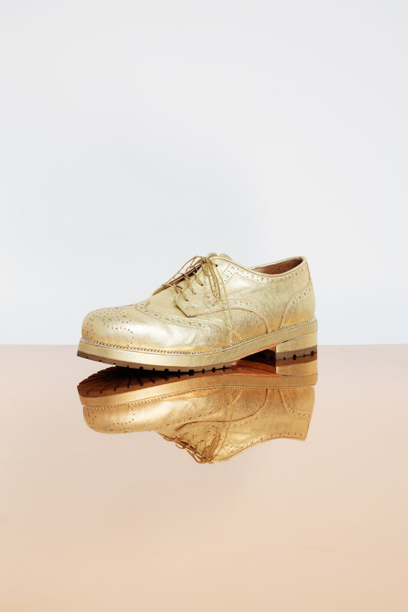 Elegant golden genuine leather Oxford shoes with leather lining and a supple rubber sole.