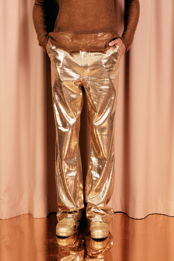 Elegant golden straight cut trousers.