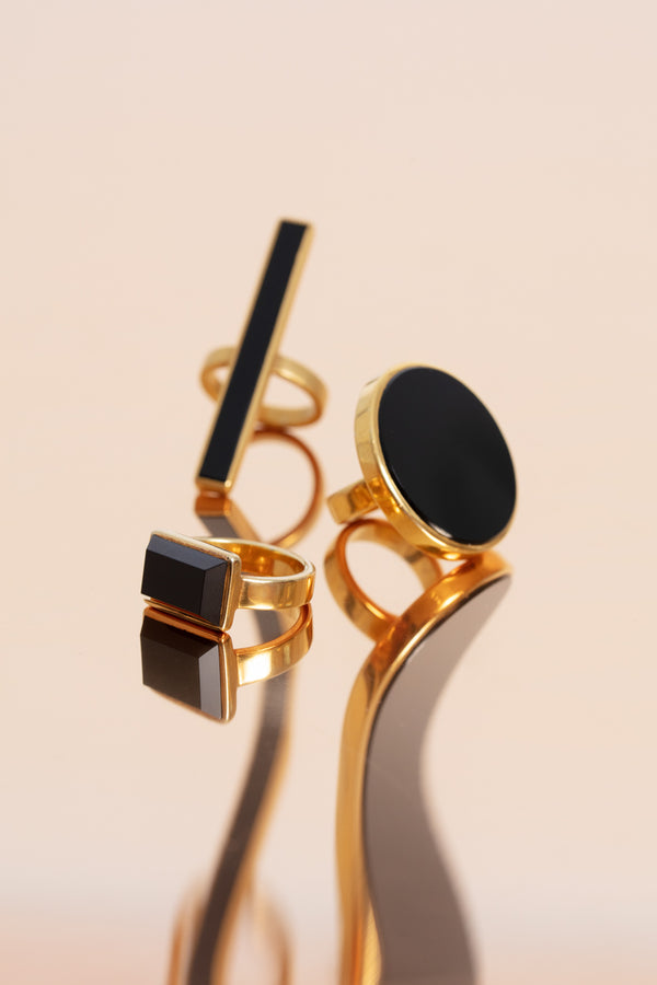 Elegant gold-plated sterling silver ring with baguette cut onyx.