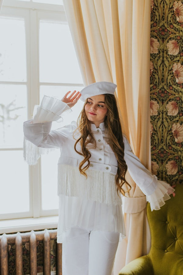 Elegant white dreamy beret that goes perfect with a total white look