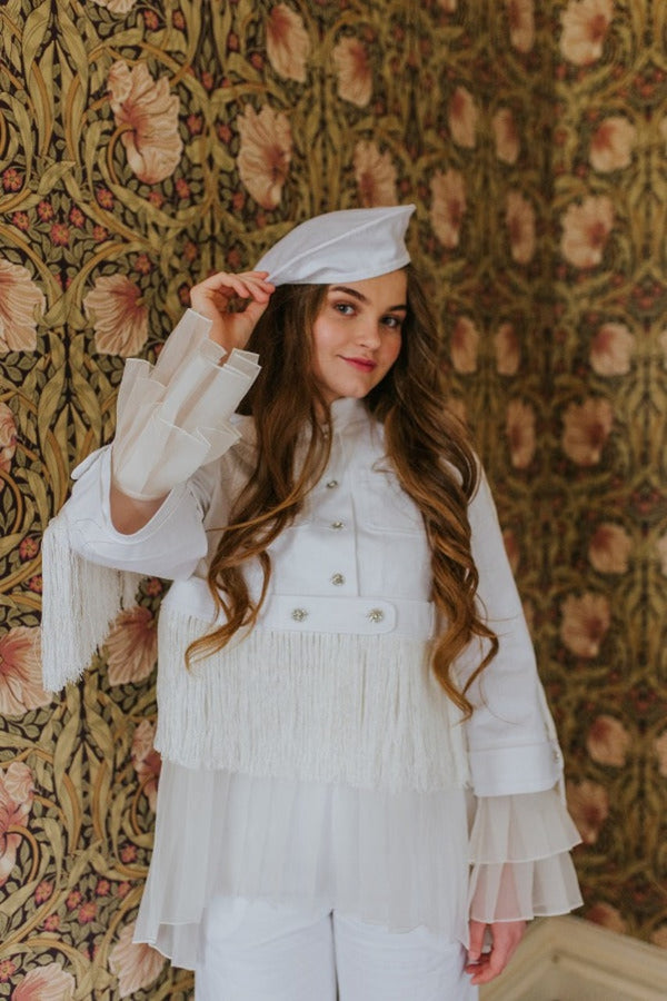 Elegant white dreamy beret that goes perfect with a total white look