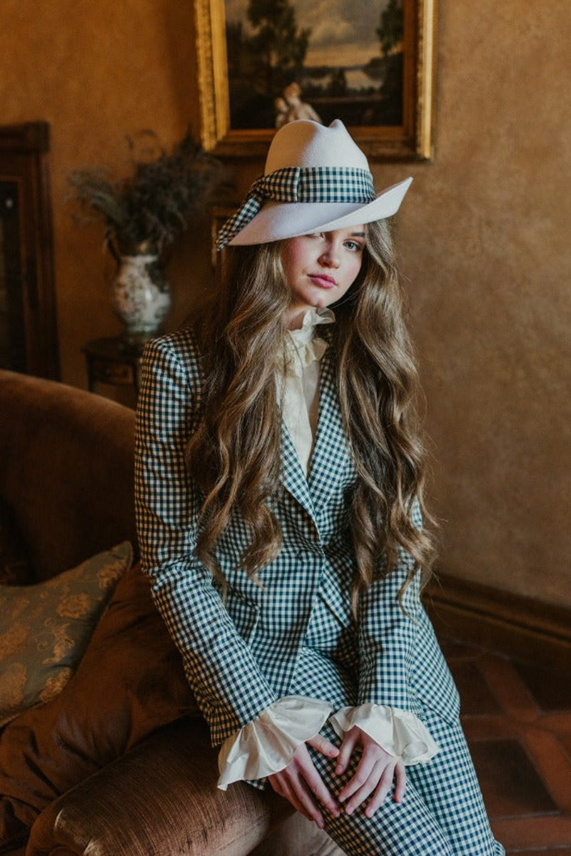 Elegant single-breasted plaid jacket with coated buttons.