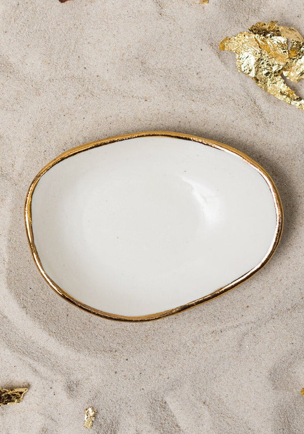 The tableware collection Riviera poetically channels the Golden City that lays noble at the bottom of the Sea and deep within our hearts.