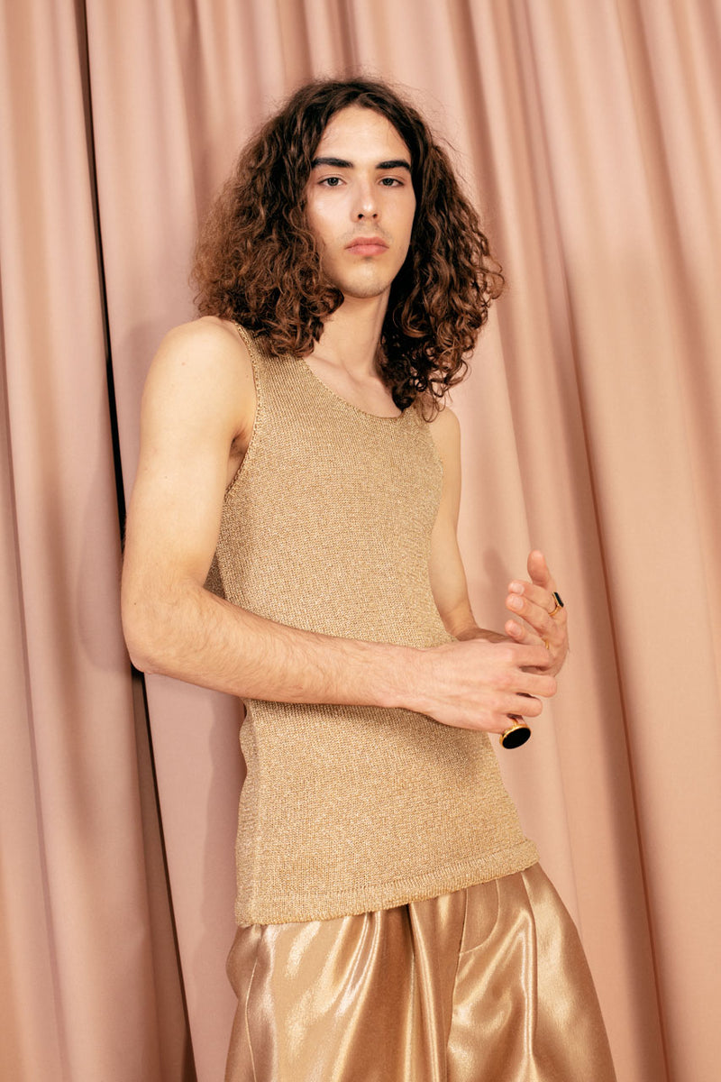 Wonderfully soft knitted slim fit tank top in a luscious, shimmering shade of gold.