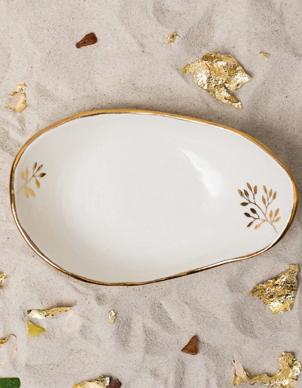 The tableware collection Riviera poetically channels the Golden City that lays noble at the bottom of the Sea and deep within our hearts.