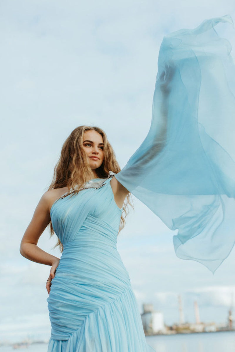 Exceptional one-shoulder mermaid gown made of crinkle silk taffeta.